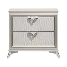 Audra 4pc Queen Bedroom Set (Queen Bed, Dresser, Mirror & Nightstand)